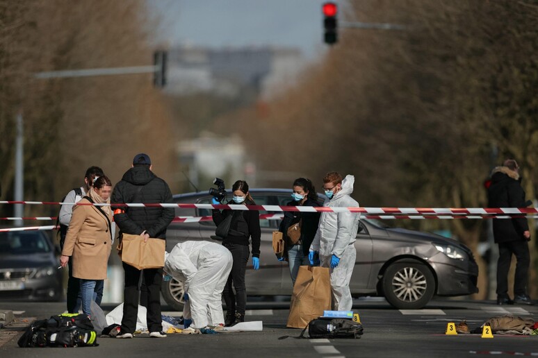 Francia: uomo lancia coltelli contro polizia, ucciso © ANSA/AFP